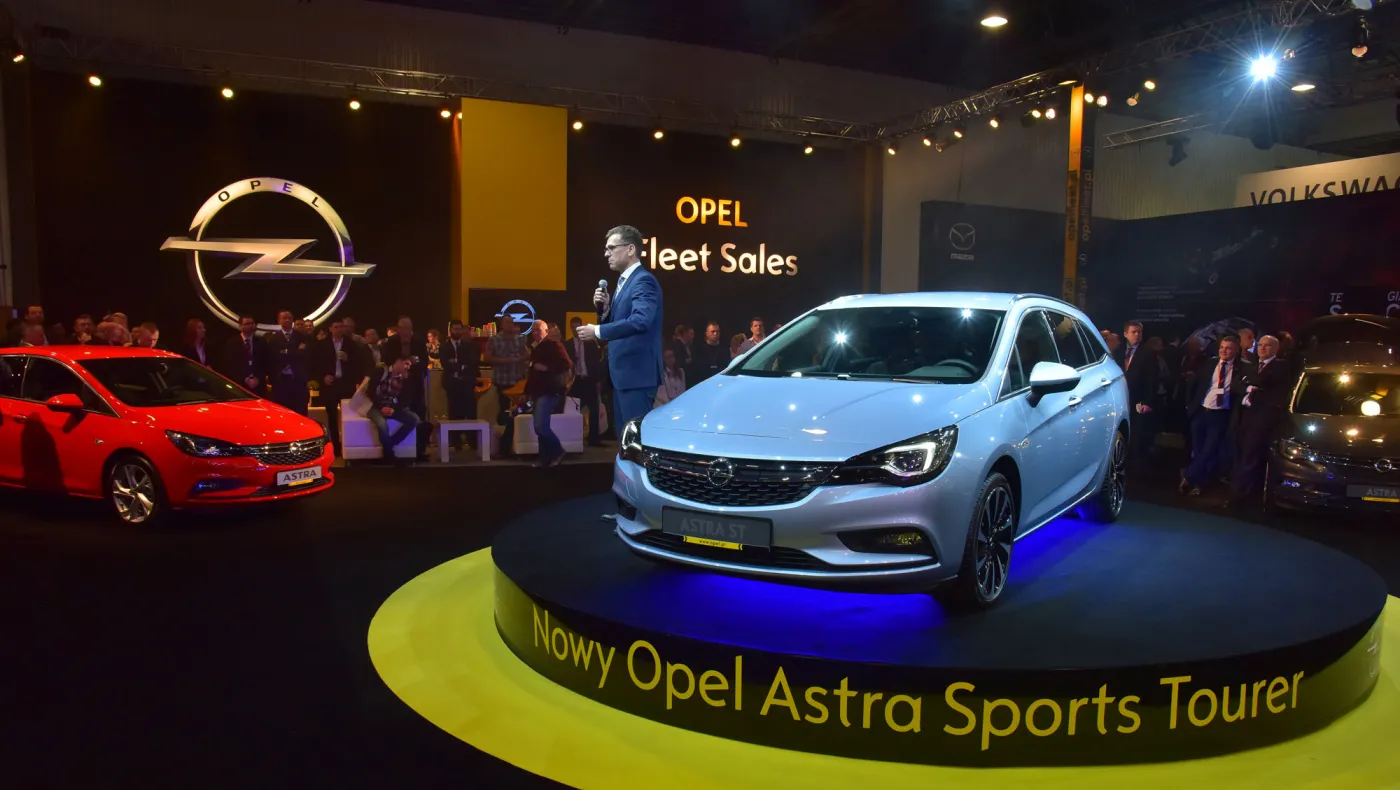 8467472-opel-astra-sports-tourer.jpg