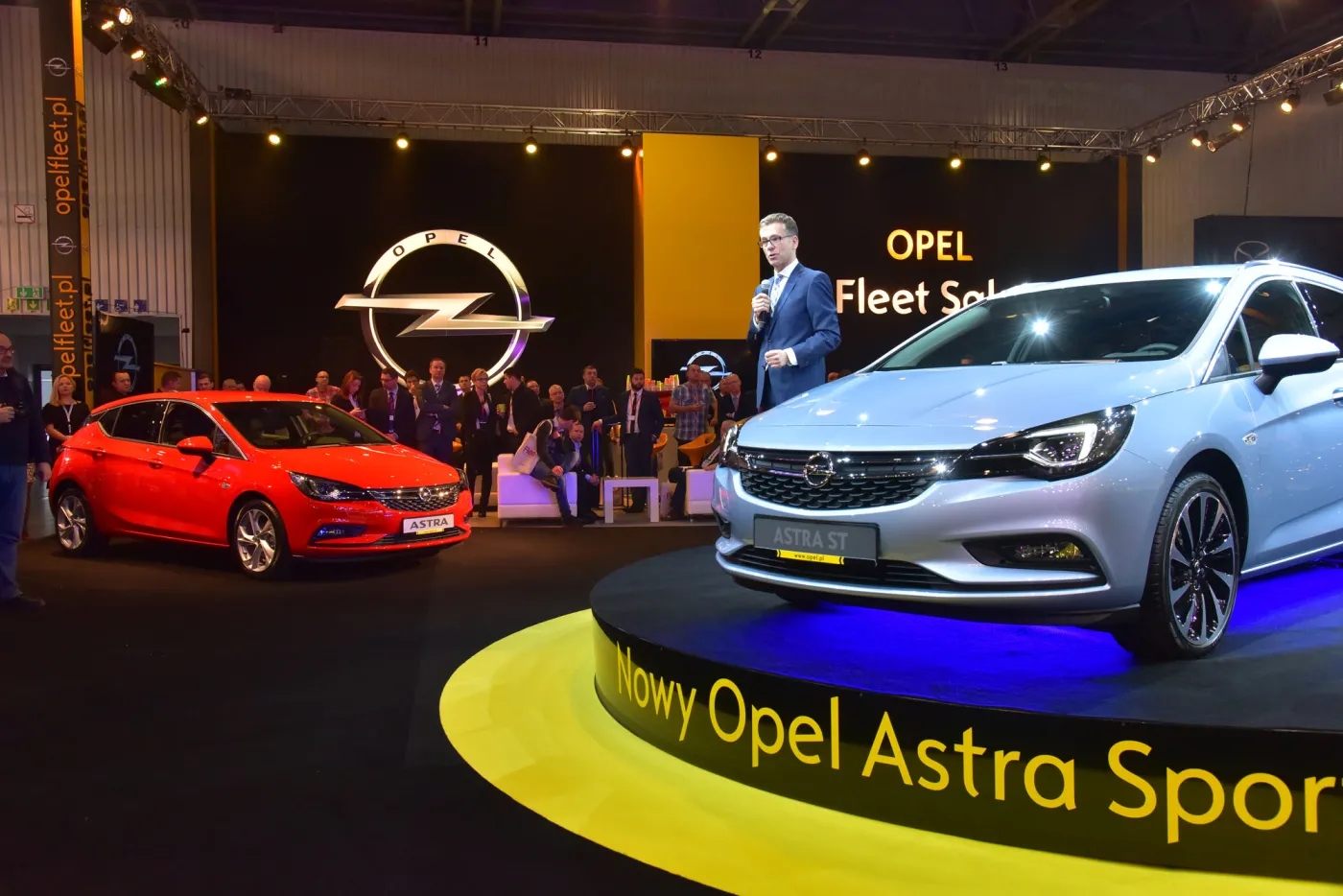 8467504-opel-astra-sports-tourer.jpg