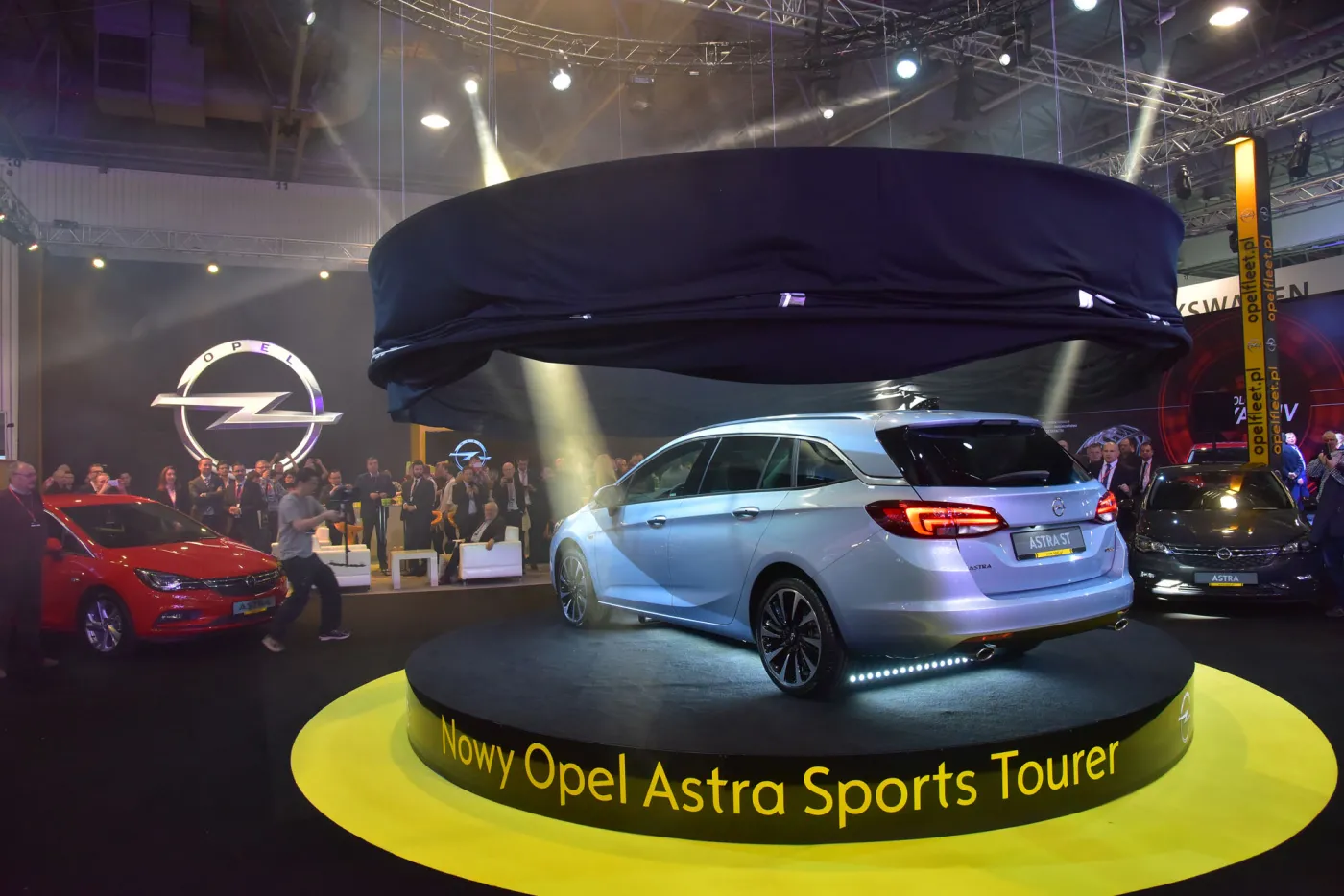 8467365-opel-astra-sports-tourer.jpg