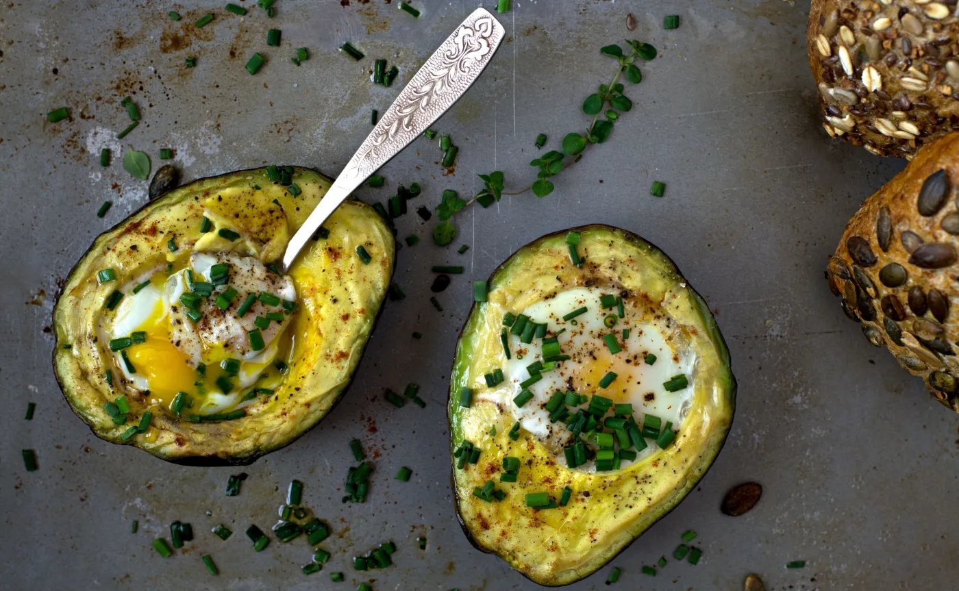 8513842-awokado-pieczone-z-jajkami.jpg