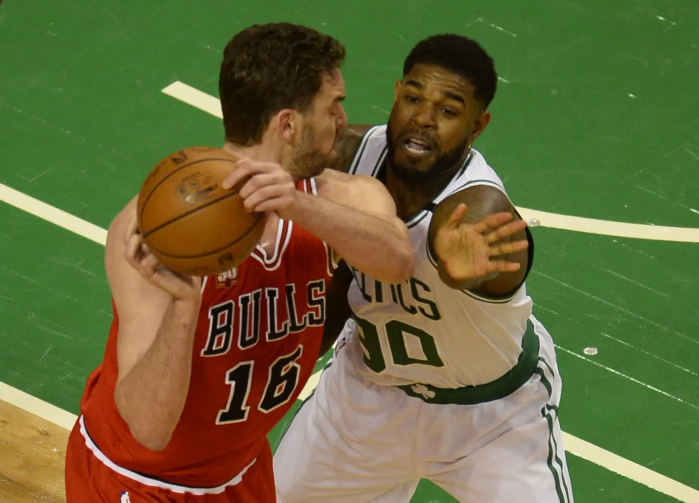 Amir Johnson i Pau Gasol 