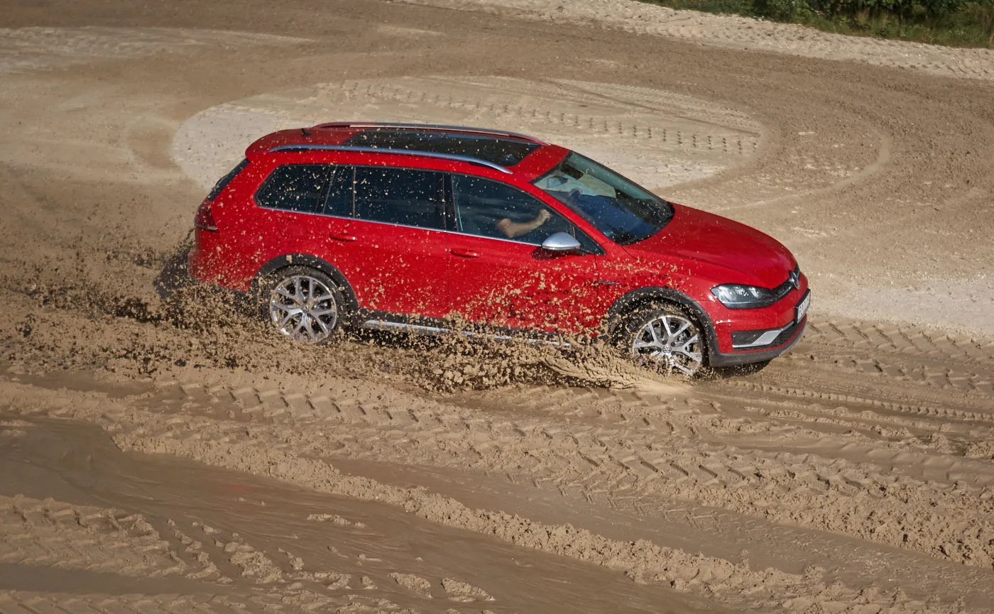 8570488-volkswagen-golf-alltrack.jpg