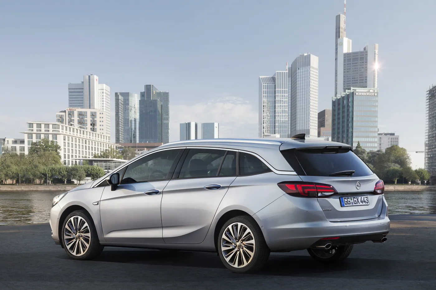 8192129-opel-astra-sports-tourer.jpg