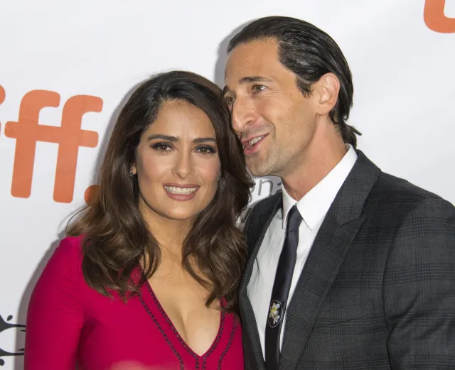 Piękna i przystojniak: Salma Hayek w ramionach Adriena Brody'ego [ZDJĘCIA]