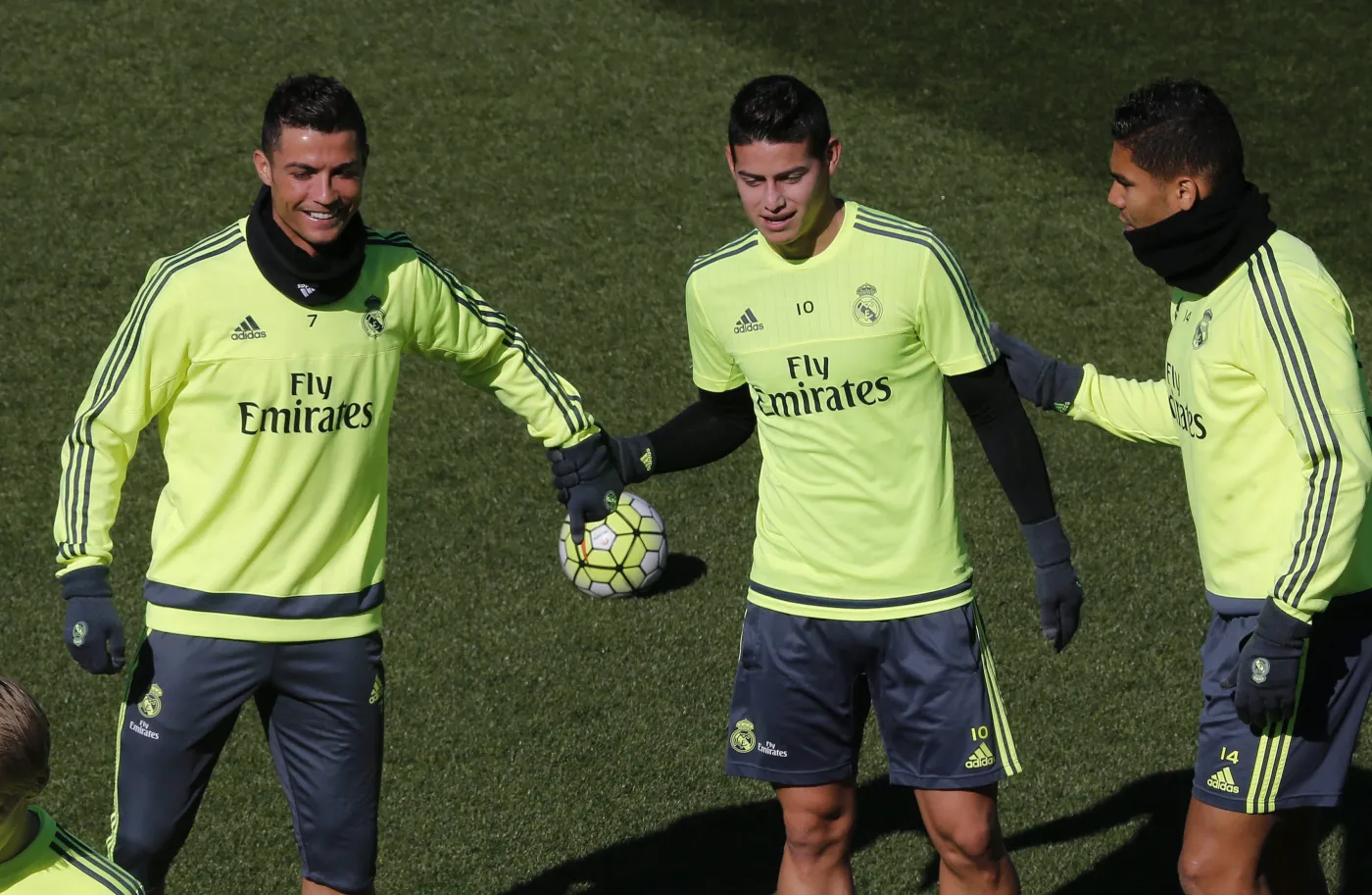 James Rodriguez (w środku)