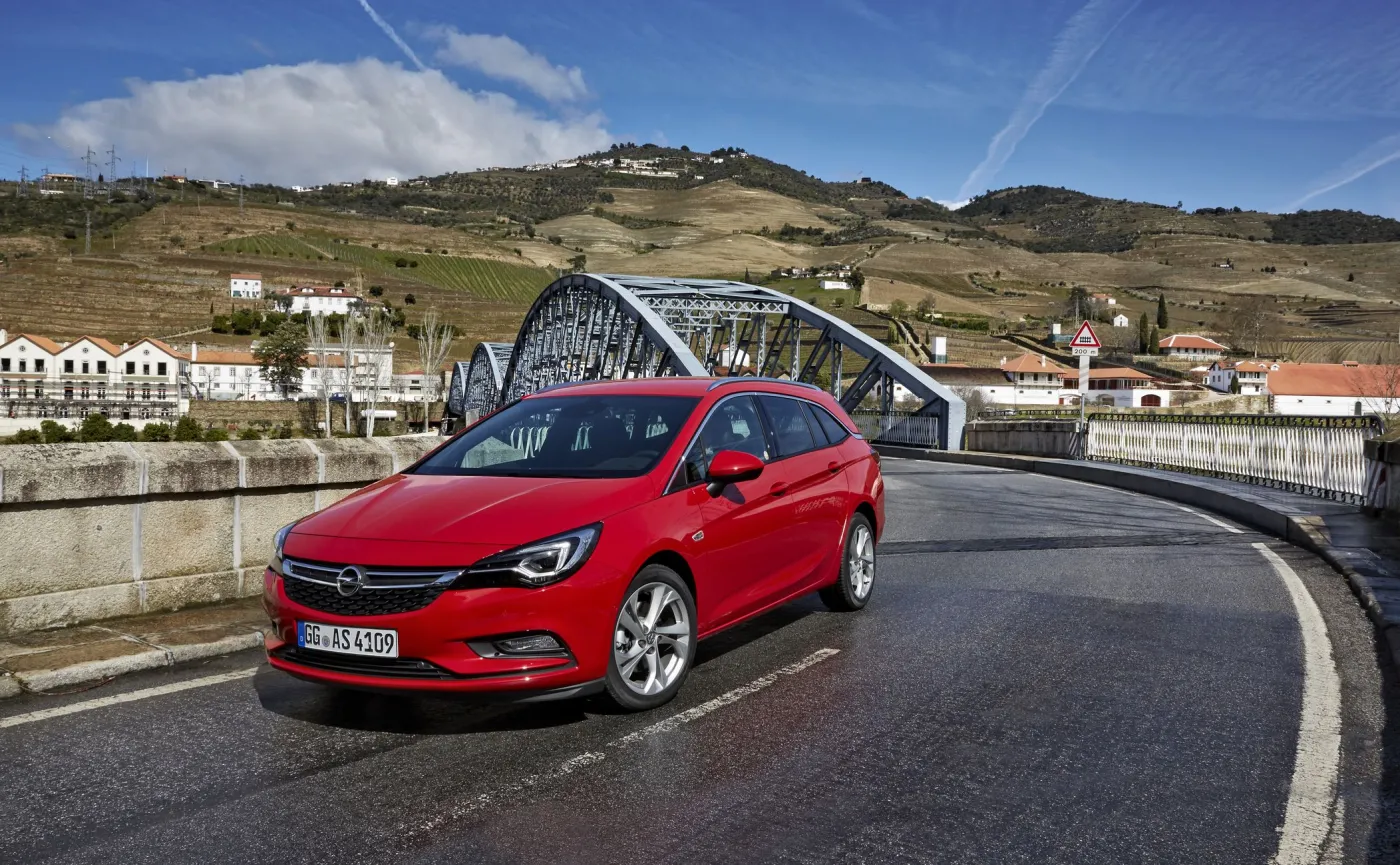 8860424-opel-astra-sports-tourer.jpg
