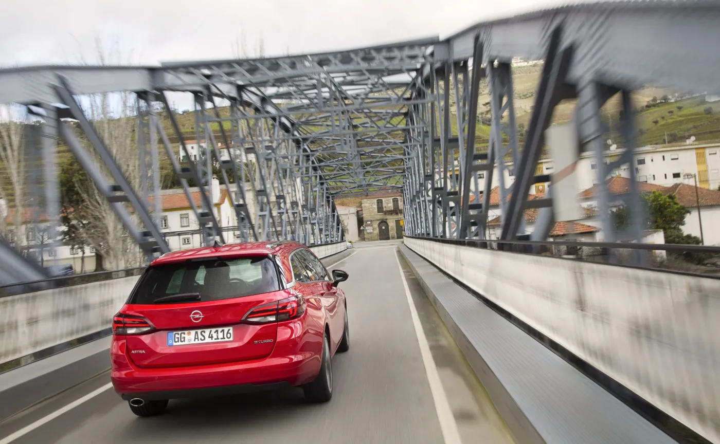 8865870-opel-astra-sports-tourer.jpg