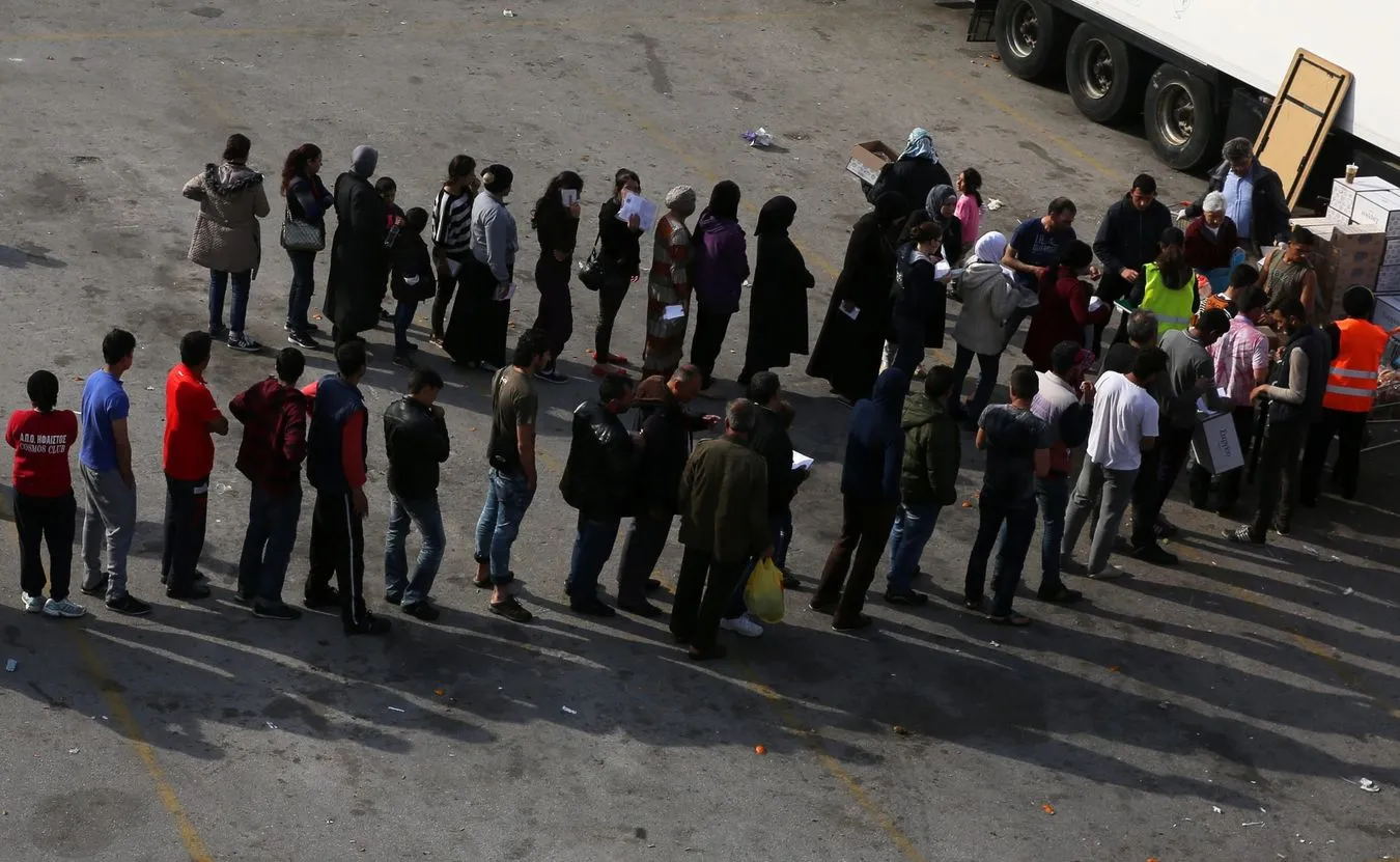 Imigranci w porcie Pireus