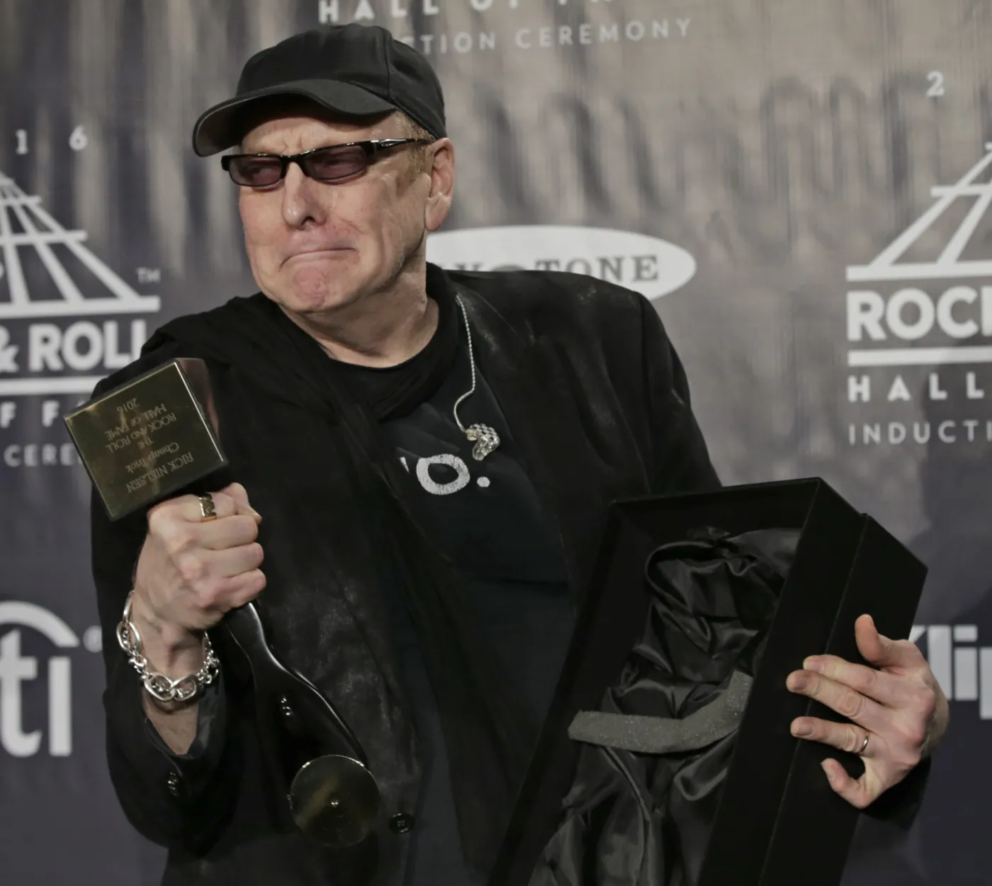 8922211-cheap-trick-rick-nielsen.jpg