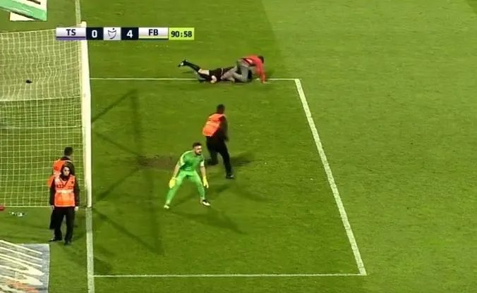 Kibic zaatakował sędziego