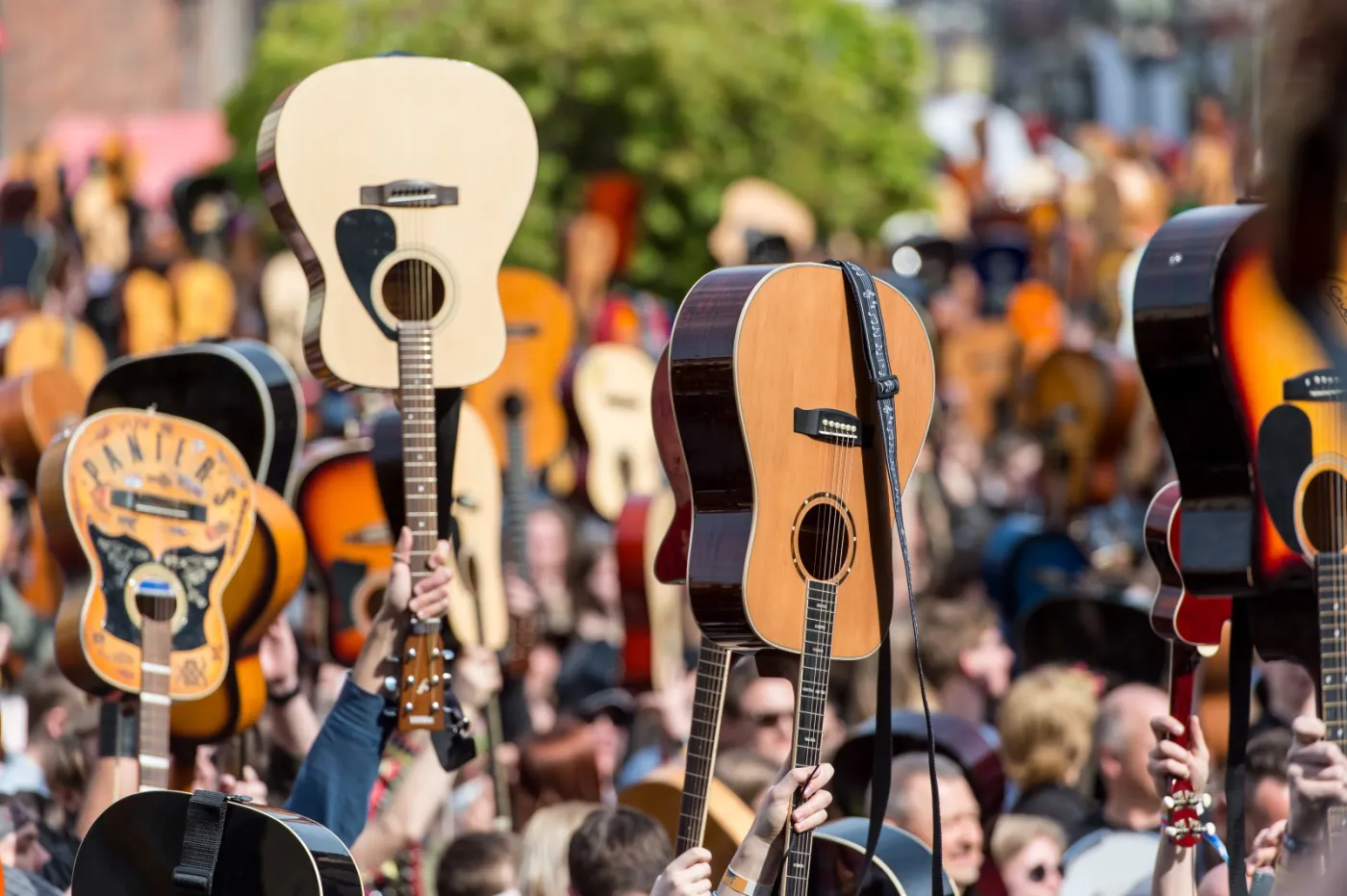 "Hey Joe" na 7 tysięcy gitar! We Wrocławiu pobito Rekord Guinnessa [ZDJĘCIA]