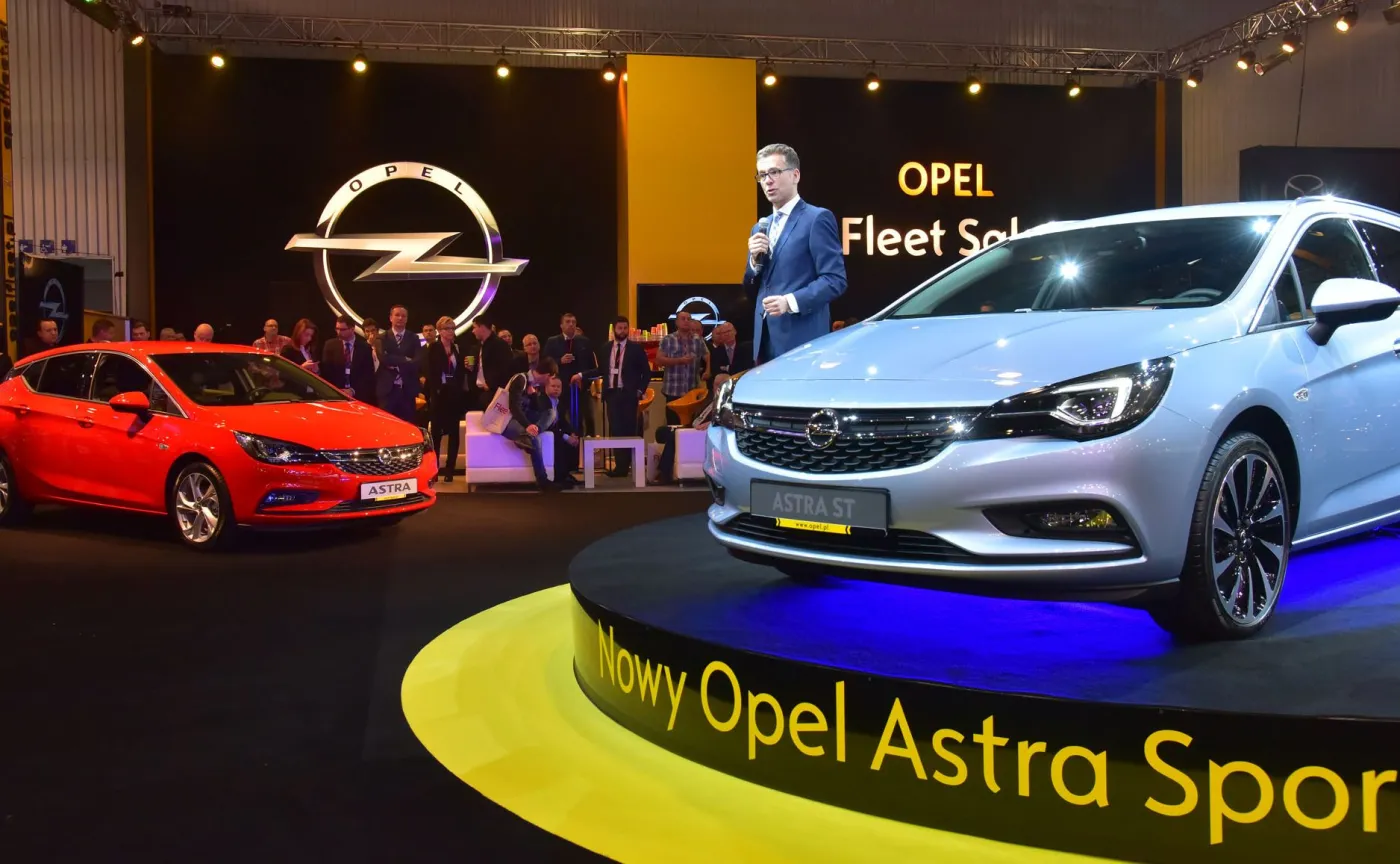 8613083-opel-astra-sports-tourer.jpg