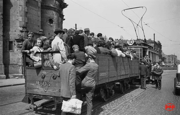 8746512-warszawa-czerwiec-1948-fot.png