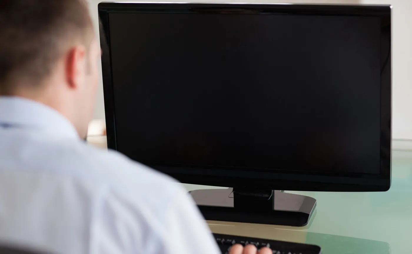 Mężczyzna przed monitorem