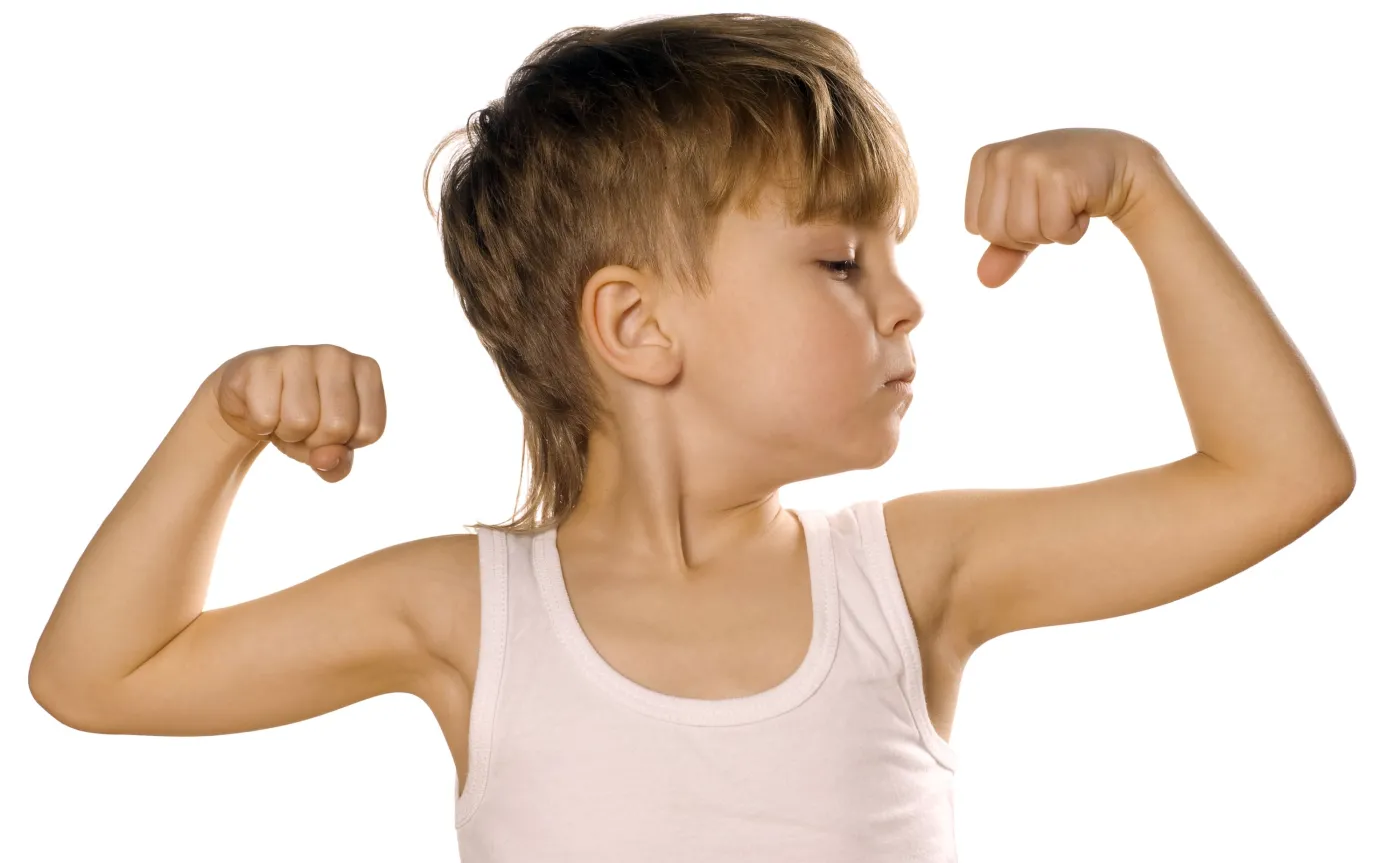 Dziecko prezentuje mięśnie