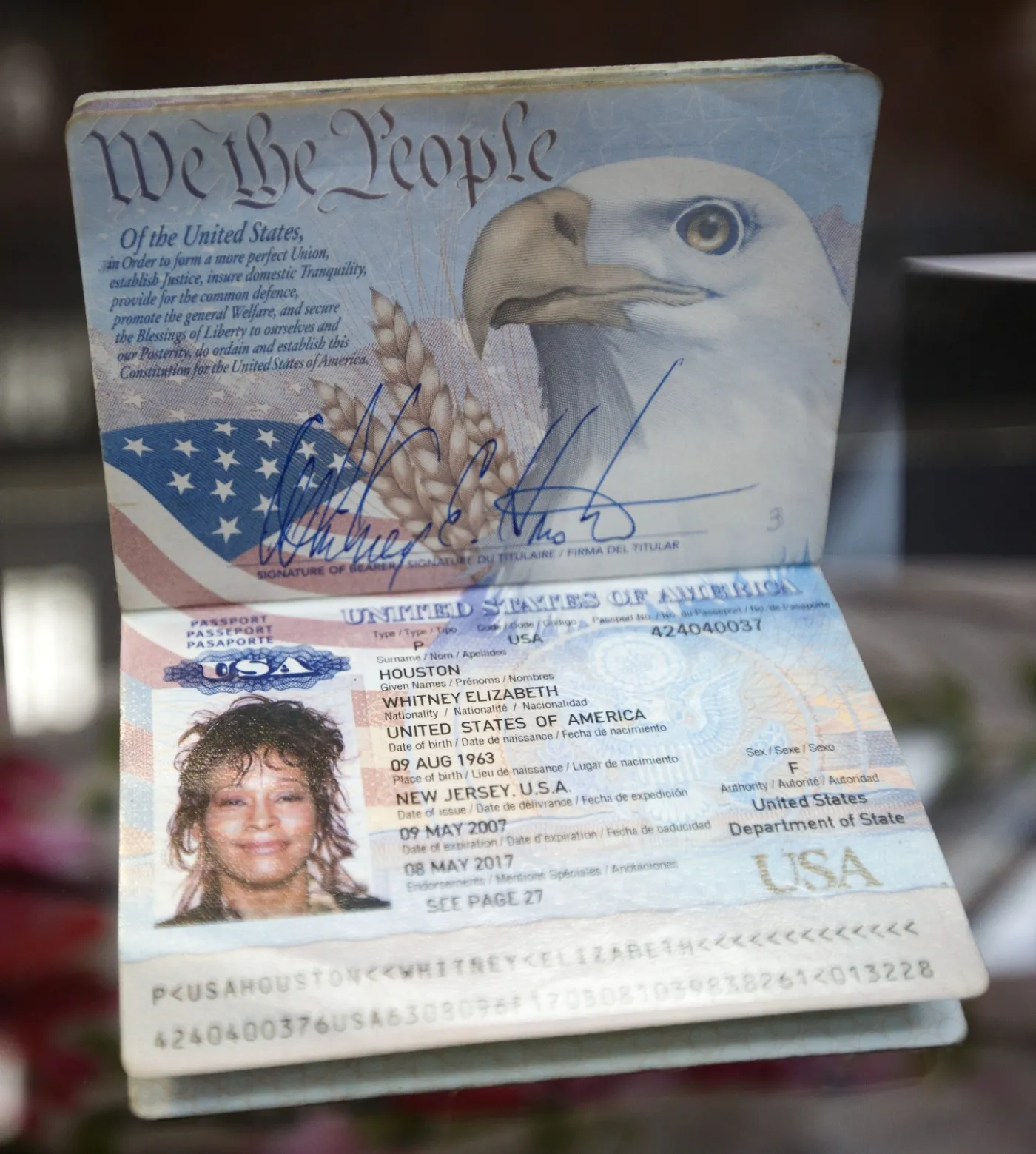 9211888-paszport-whitney-houston.jpg