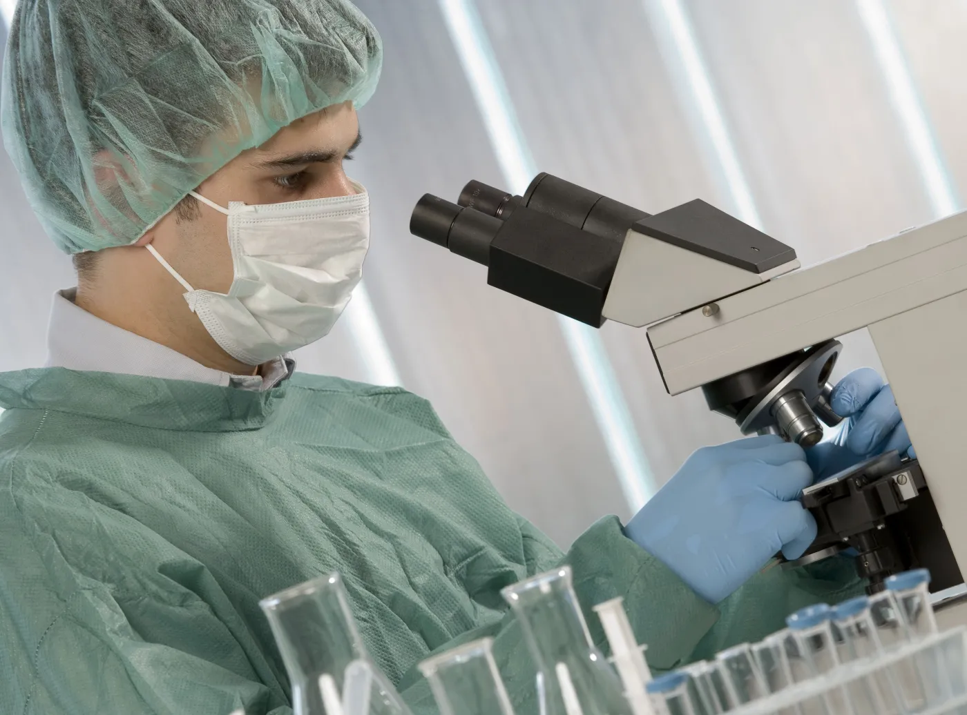 lekarz naukowiec mikroskop