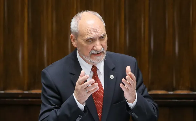 Mocna obrona ministra obrony. Macierewicz o Niesiołowskim: Powtarza podłe słowa Urbana