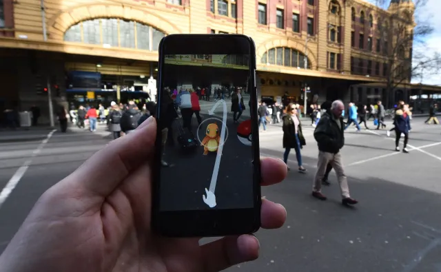 Świat oszalał na punkcie "Pokemon Go". Policja ostrzega przed ciemnymi stronami tej gry