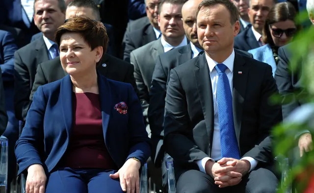 Spadają notowania rządu, premier Szydło i prezydenta Dudy. SONDAŻ TNS Polska