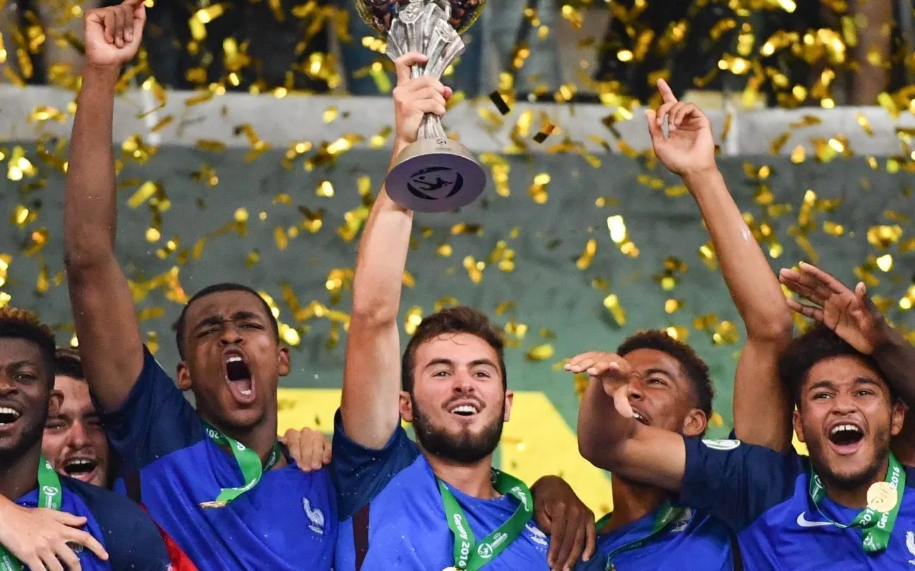 Młodzi Francuzi z pucharem