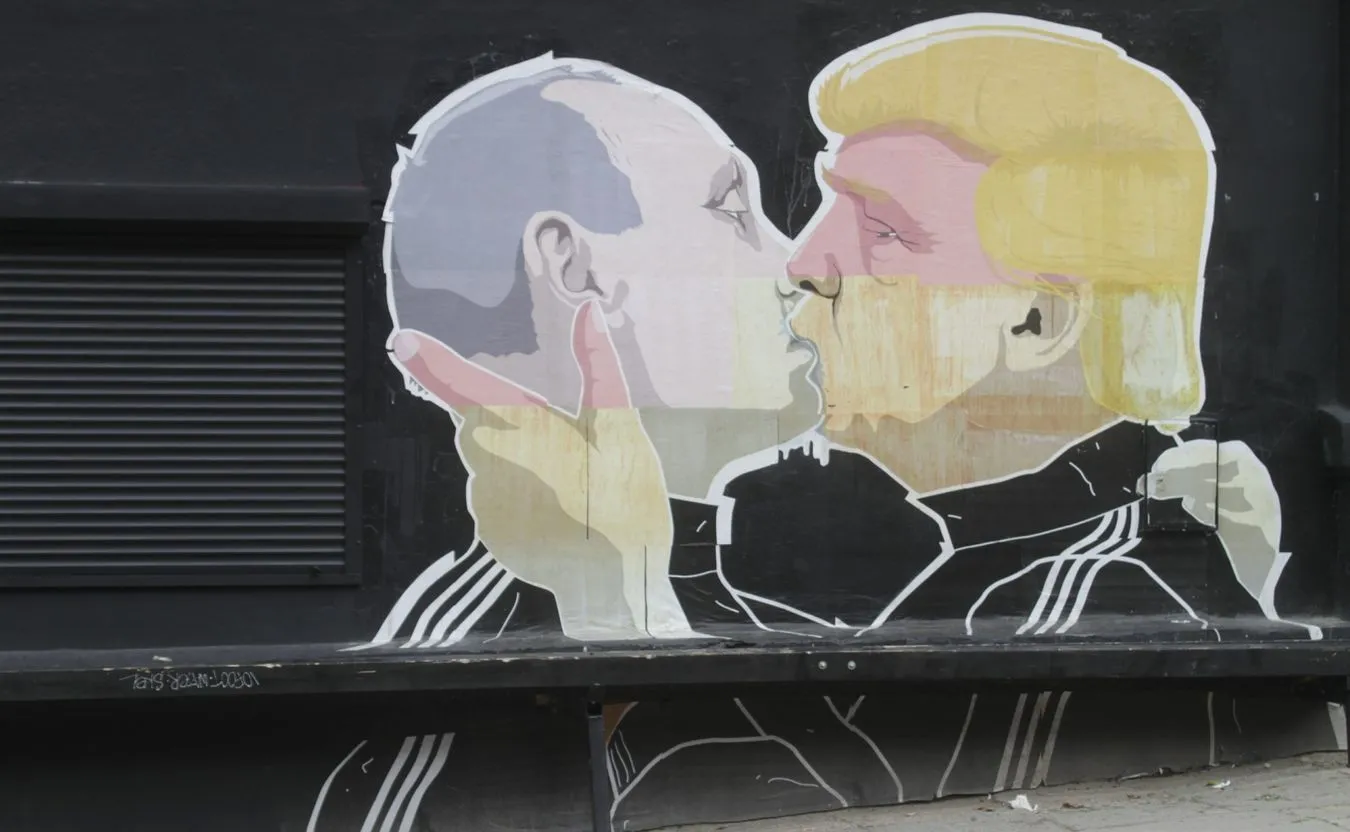 Całujący się Putin i Trump - mural na ścianie jednej z resauracji w stolicy Litwy