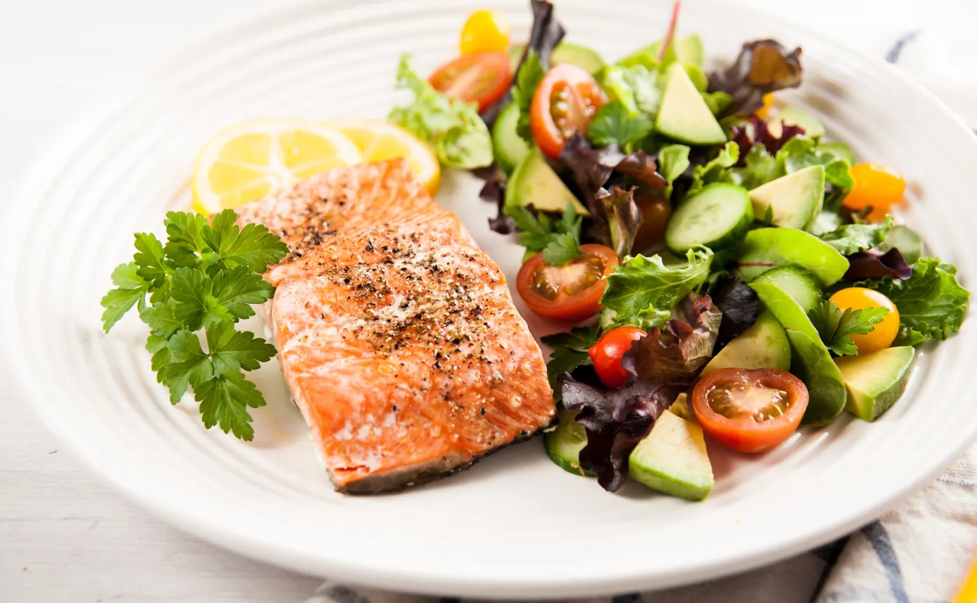 Łosoś z sałatką warzywną