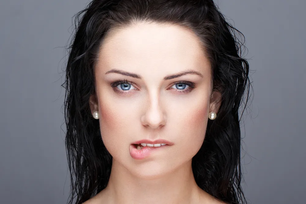 Kobieta przygryzająca usta