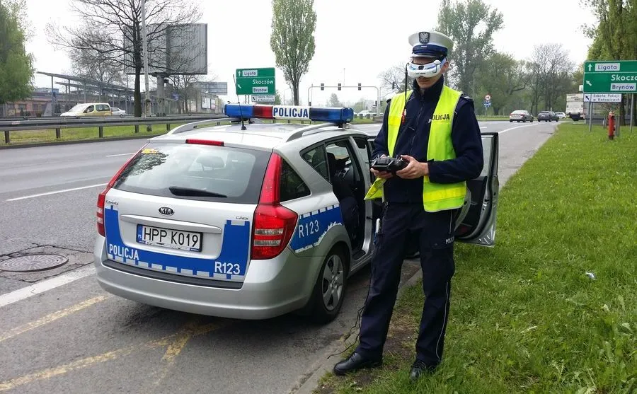 Policjant obsługuje drona