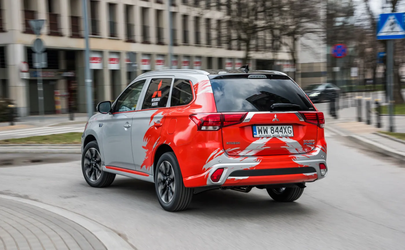 9078184-mitsubishi-outlander-phev.jpg