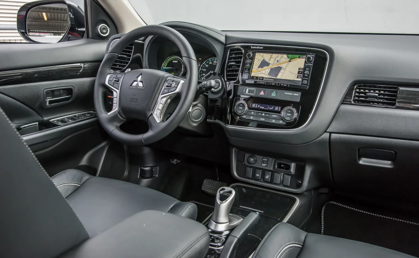 9078216-mitsubishi-outlander-phev.jpg
