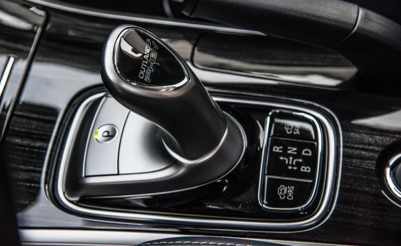 9078248-mitsubishi-outlander-phev.jpg