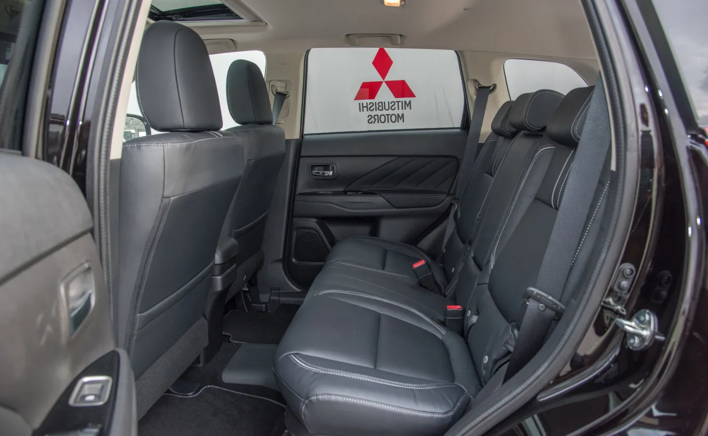 9078344-mitsubishi-outlander-phev.jpg