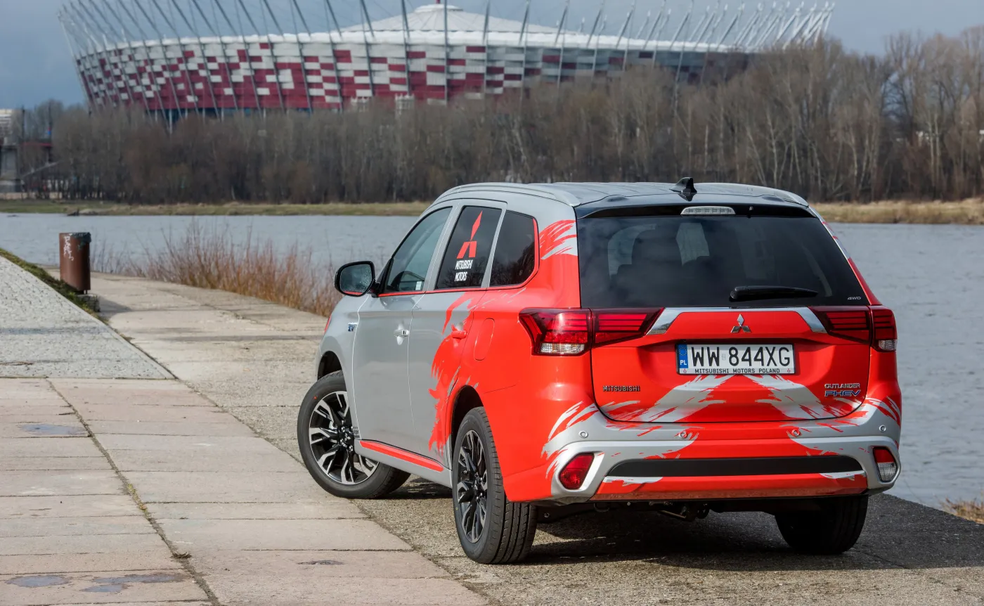 9078376-mitsubishi-outlander-phev.jpg
