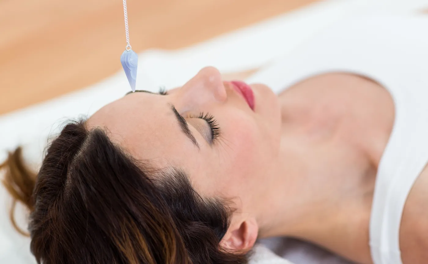 Kobieta poddana hipnozie