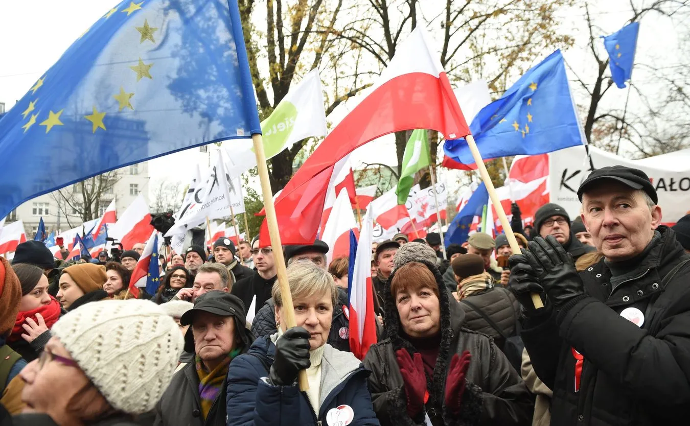 Marsz "KOD Niepodległości" na ulicach Warszawy. Kijowski: Polska jest wszędzie tam, gdzie dziś świętują Polacy. ZDJĘCIA