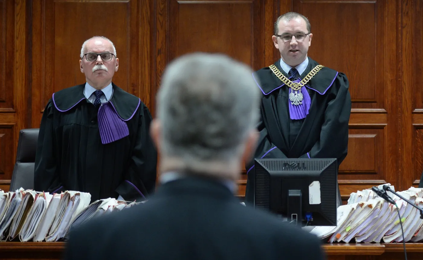 Sędziowie Wojciech Małek (L) i Hubert Gąsior (P) oraz świadek, były pracownik ambasady RP w Moskwie Tomasz T. (tyłem)