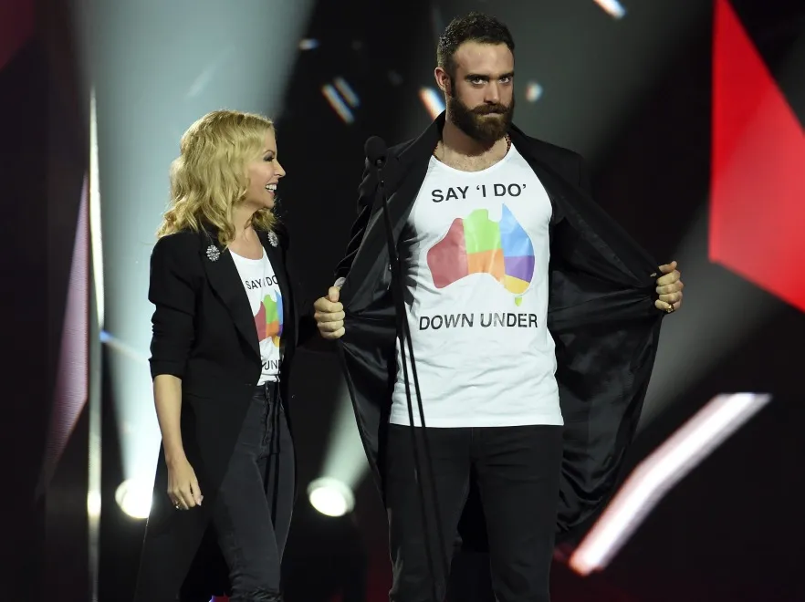 Oczu już prawie nie widać... Coraz dziwniejsza twarz 48-letniej Kylie Minogue. FOTO