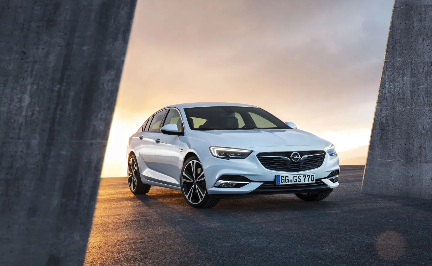 9679227-opel-insignia-grand-sport.jpg