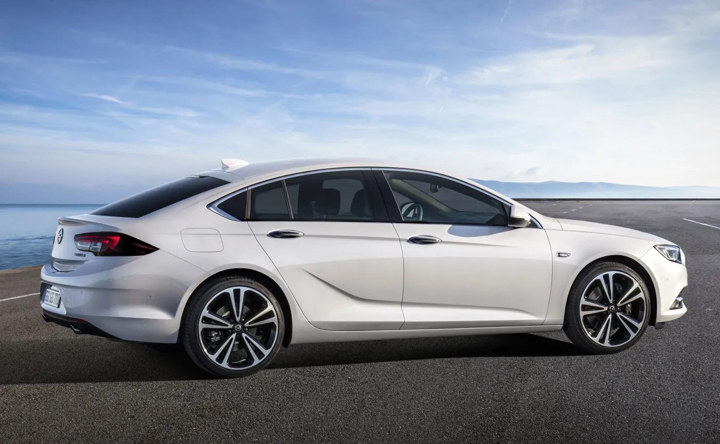 9679291-opel-insignia-grand-sport.jpg