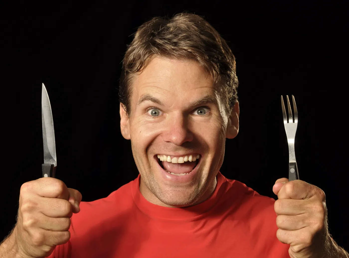 Mężczyzna trzyma sztućce