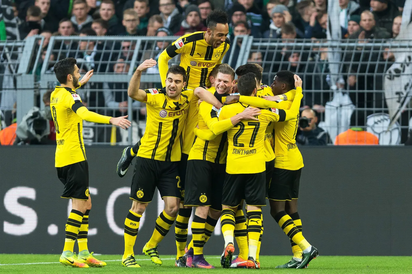 Łukasz Piszczek (w środku)