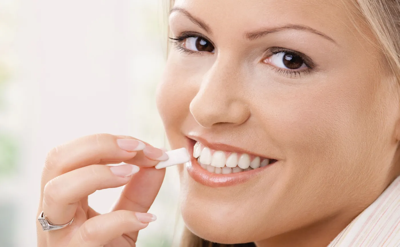 Kobieta bierze gumę do ust