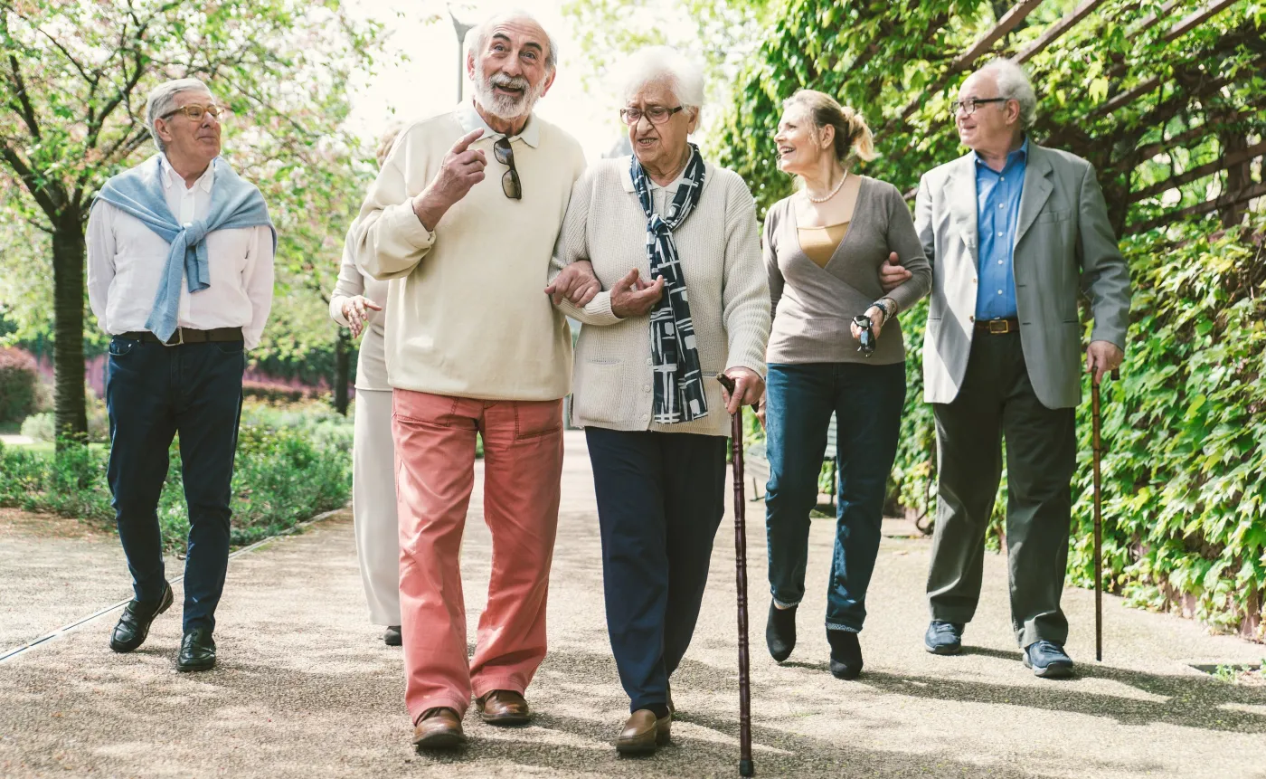 Grupa seniorów spaceruje