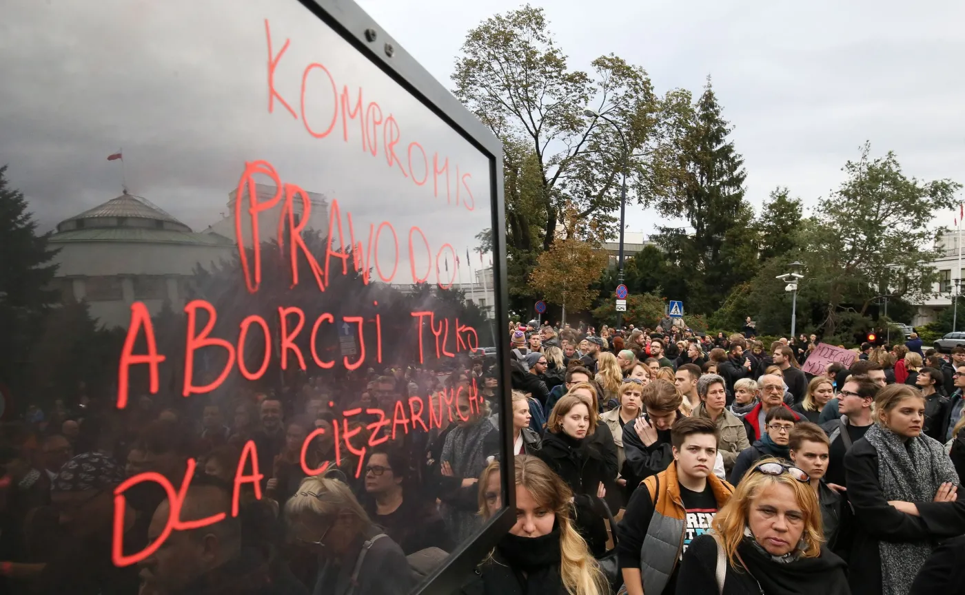 Zwolennicy i przeciwnicy aborcji przed Sejmem. Między manifestacjami kordon policji [ZDJĘCIA]