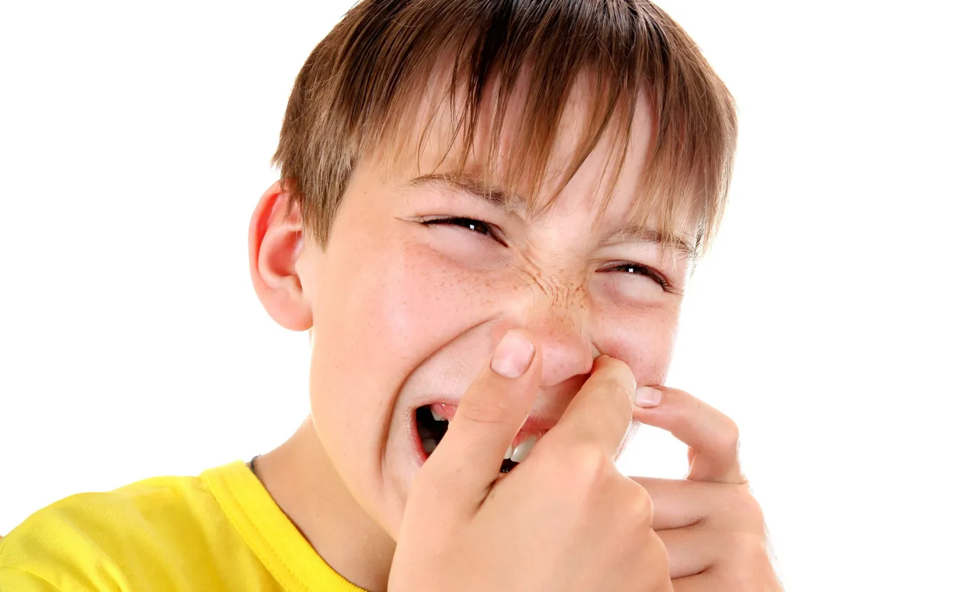 Chłopiec wyciska pryszcza