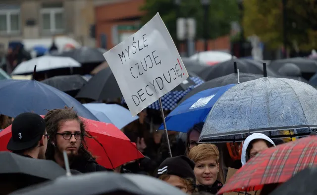 Anarchiści z Poznania oskarżają policję o brutalność. "Spałowano i potraktowano gazem kobietę"