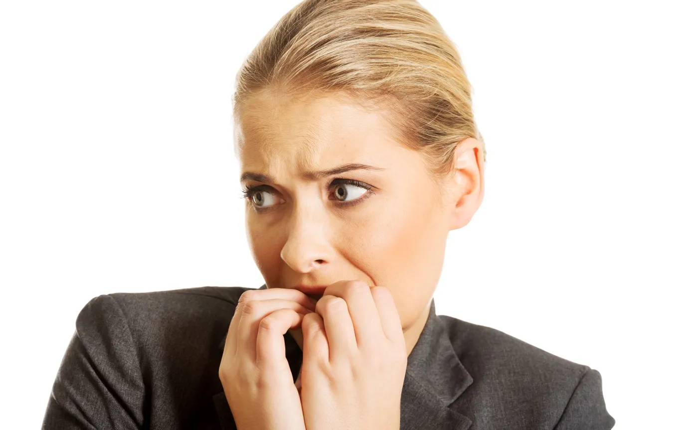 Kobieta obgryza paznokcie