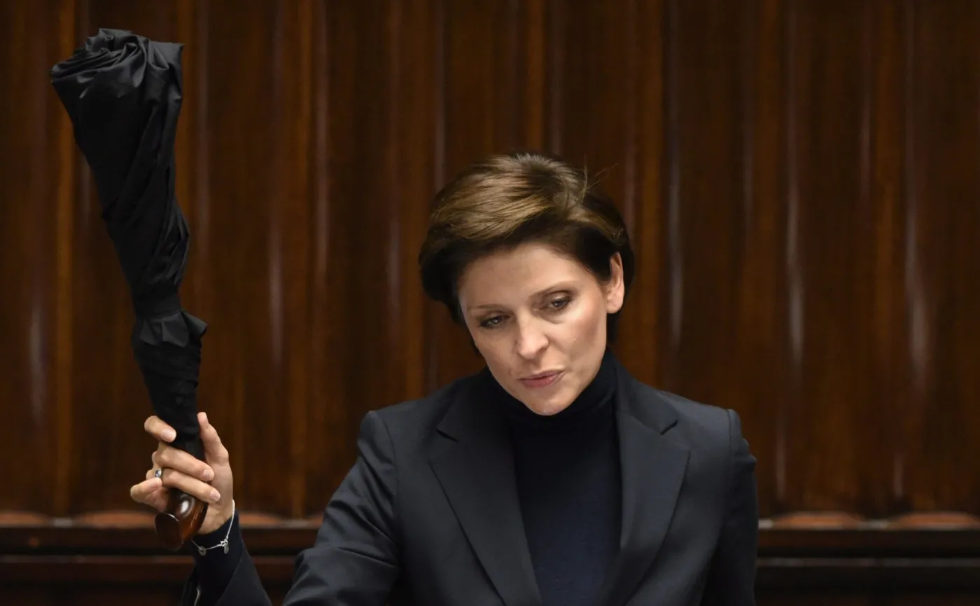 Joanna Mucha z parasolką