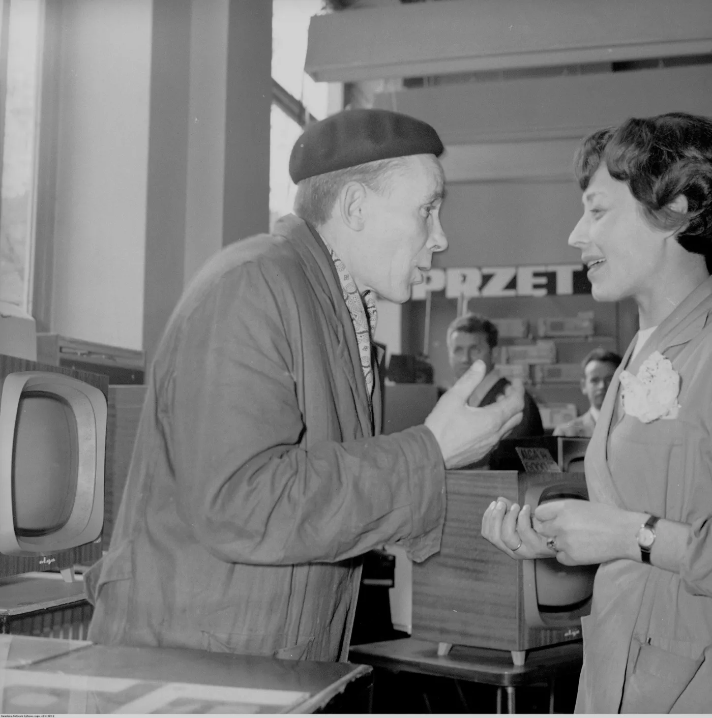 "Stwierdzam: dziura w szynkowej" i "klient musi się wyszumieć". Najzabawniejsze skargi z czasów PRL